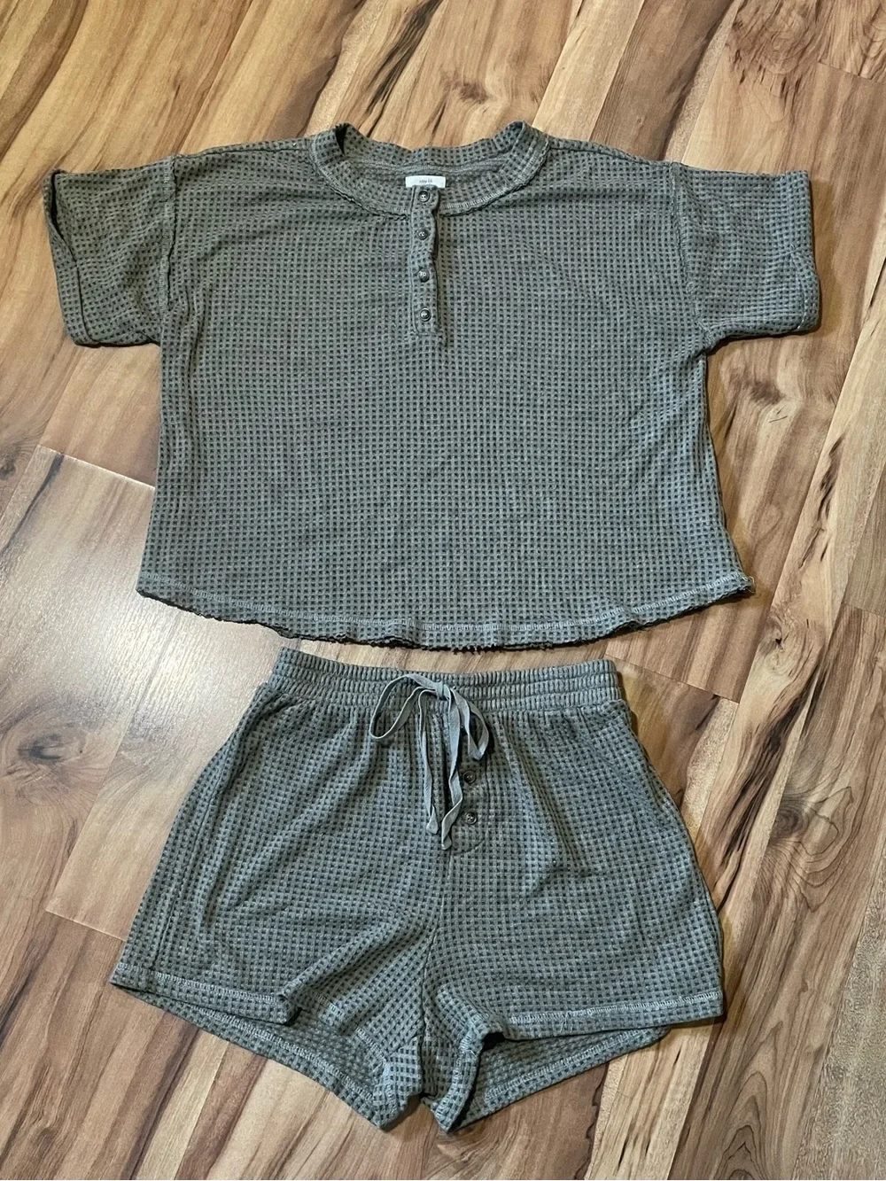 Mine Two Piece Waffle Knit Lounge Set Henley Top and Drawstring Shorts Sz S